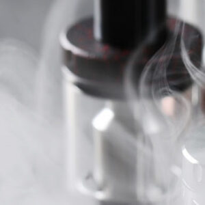 cigarro eletrônico sobre a mesa com vapor em volta