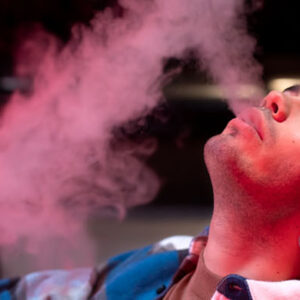 homem soprando vapor para cima