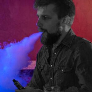 homem soltando vapor gerado pelo ato de fumar cigarro eletrônico