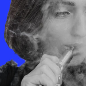 mulher de cabelo curto com pod na boca soltando vapor