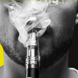 homem fumando vape e soltando o vapor