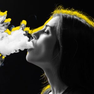 mulher com a cabeça inclinada soltando fumaça