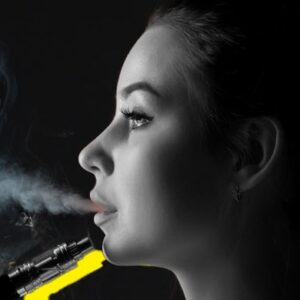 mulher vaporando cigarro eletrônico com juice em um fundo preto