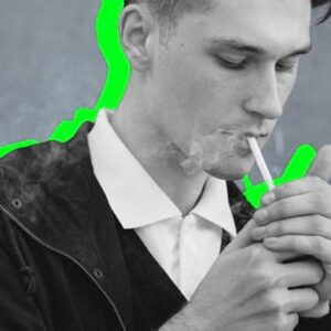 homem de camisa branca e jaqueta preta acendendo cigarro