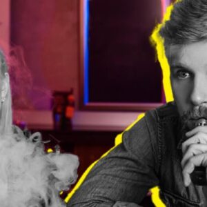 mulher e homem fumando cigarro eletrônico e soltando o vapor